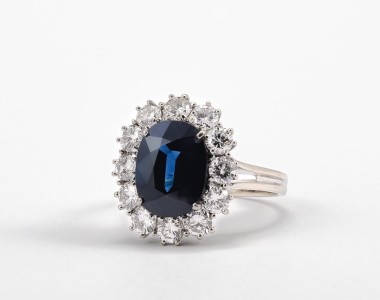 Pierścionek z białego złota z szafirem i brylantami