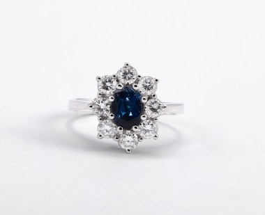 Pierścionek z białego złota z szafirem i brylantami