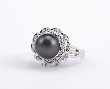 Pierścionek z białego złota z perłą Tahiti i diamentami