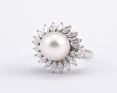 Pierścionek z białego złota z perłą i diamentami