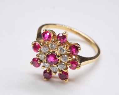 Pierścionek złoty z rubinami i brylantami