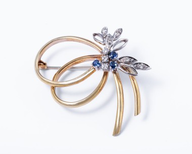 Broszka z żółtego i białego złota z brylantami i szafirami