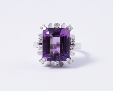 Pierścionek z białego złota z ametystem i brylantami