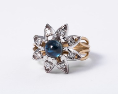 Pierścionek z żółtego i białego złota z szafirem i diamentami