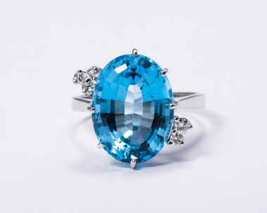 Pierścionek z białego złota z topazem i brylantami