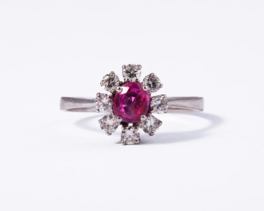 Pierścionek z białego złota z rubinem i brylantami